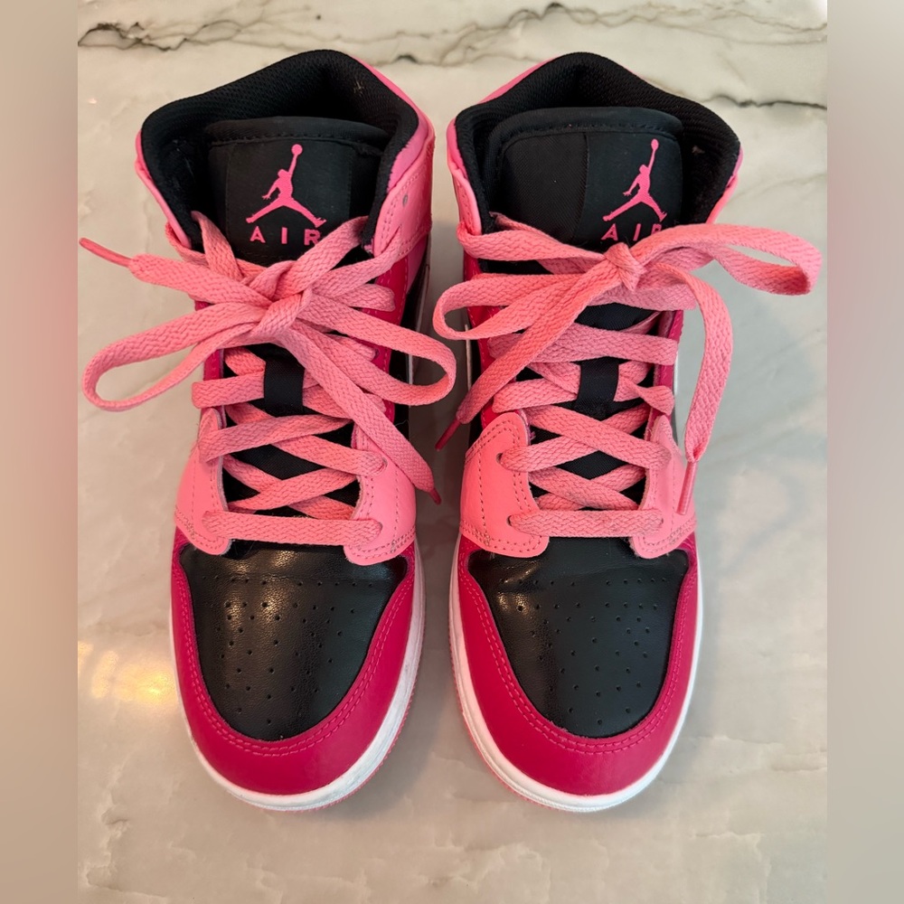 Stylish NIKE AIR JORDAN 1 Mid Coral Chalk sneakers size 4.5Y .